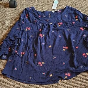 Skies Are Blue Relaxed Navy Blue Ruffled Blouse W Floral Embrodirary 💫 NWT